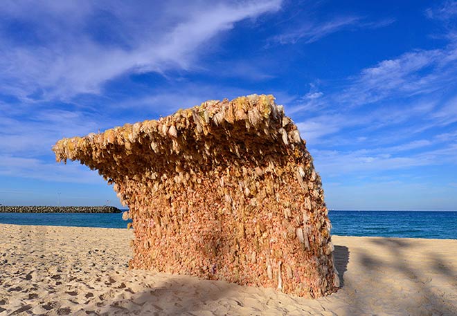 the towering barbie wave overlooks the indian ocean photo by clyde yee / courtesy of sculpture by the sea