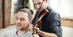Tadas Maksimovas - Suonare il violino con i capelli