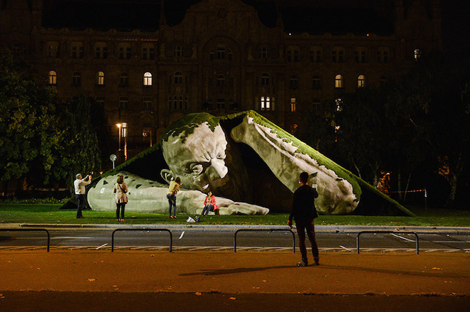  Feltépve (Ripped up), Budapest installation