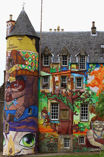 Kelburn Castle - Graffiti psichedelici. Photo by Jeff J Mitchell via Getty Images