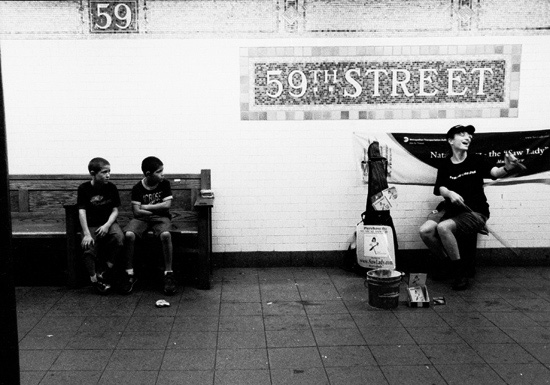 Natalia Paruz, Saw Lady, 59th Street, July, 2005. Photographer: Oscar Durand