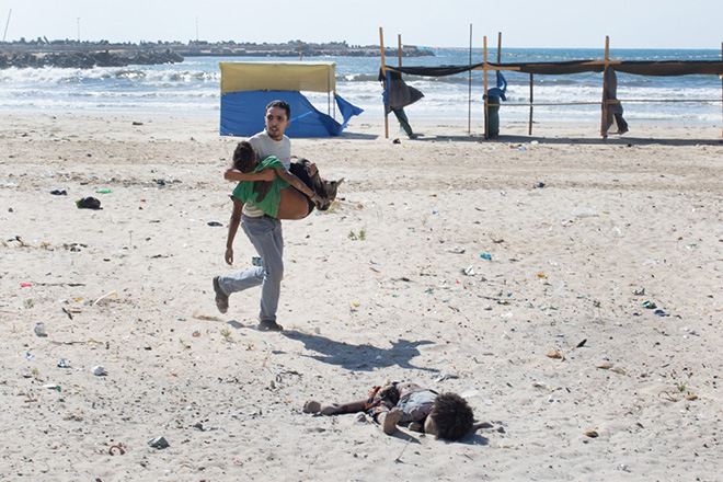 Tyler Hicks - Beach Casualities - World Press Photo of the year 2014