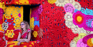 Olek - India yarn bombing