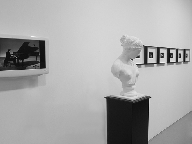 Corpicrudi, Sinfonia in Nero (2014) - LCD monitor, scultura in gesso e cera, serie fotografica - Veduta dell’installazione - Credits: Corpicrudi, Courtesy: Traffic Gallery (BG)