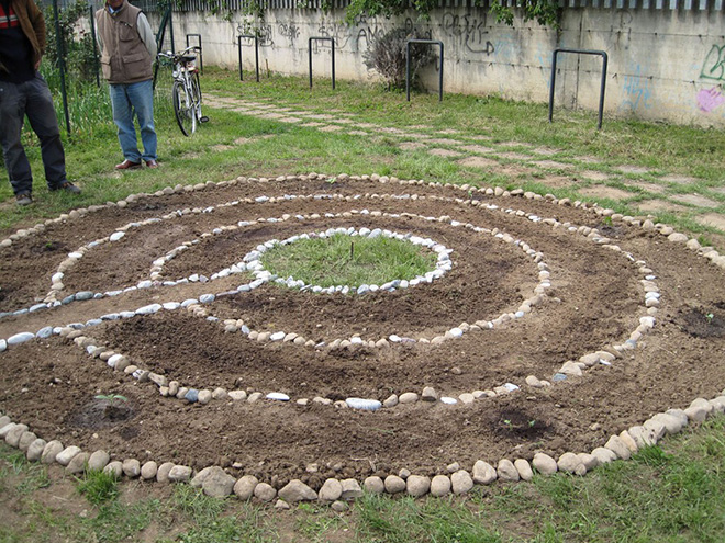 Monika Wolf - Le piante sacre dei Navajo, orto d'artista, Parco Nord Milano. diam. cm 500, 2009