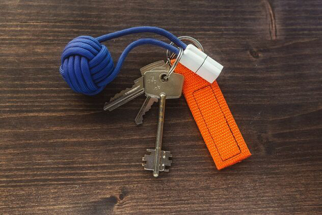 Bold Knot - iPhone Charger in a Keychain