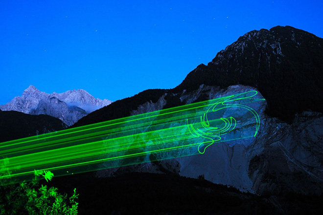 Mario Airò, esempio di animazione laser ambientale, fotografie SPAZIODIPAOLO, Spoltore (PE) Location: Monte Cappello, Anacapri / Fino al 19 settembre   