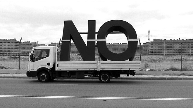 Santiago Sierra, NO, Global Tour, installazione ambientale, cm 300 x 428 x 52.  Courtesy prometeogallery di Ida Pisani, Milano / Lucca Location: Terrazza della Funicolare, Capri