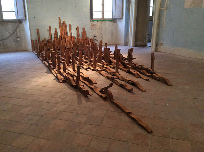Federico Guerri - Una sola moltitudine, 2015, legno,dimensionie composizione variabili