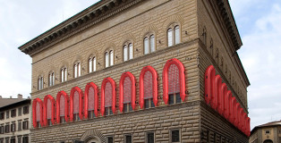 Ai Weiwei - Reframe (Nuova cornice), Palazzo Strozzi, Firenze 2016. PVC, policarbonato, gomma cm 650 x 325 x 75 ciascuno. Courtesy of Ai Weiwei Studio