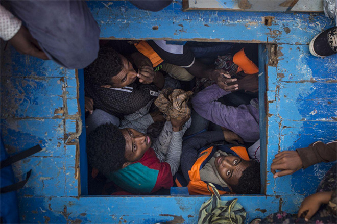 Mathieu Willcocks - Mediterranean Migration, Mediterranean Sea, June 29, 2016, World Press Photo 2017, Spot News, third prize stories