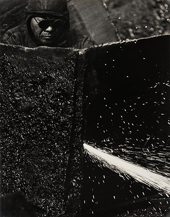 Kiyoshi Niiyama (Prefettura di Ehime, Giappone, 1911 – Tokyo, Giappone, 1968) Senza titolo (Saldatore), anni cinquanta-sessanta. Untitled (Welder), 1950s-1960s, Stampa ai sali d’argento / Gelatin silver print, 52,4 × 41,2 cm. © Estate of the Artist - Kiyoshi Niiyama