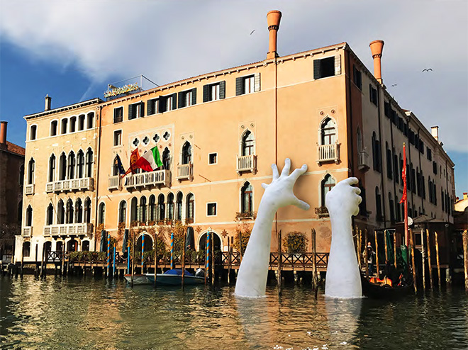 Lorenzo Quinn – Support, installazione a Venezia