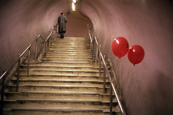 Marco Pesaresi - Londra, la metropolitana: King's Cross St. Pancras. Uomo che sale le scale sulla strada che porta all'uscita. ©Marco Pesaresi/Contrasto