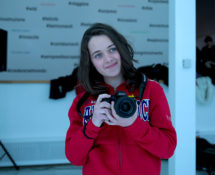 Elisa Etrusco con la fotocamera che ha ricevuto in premio - photo credit: Dino Bertoli