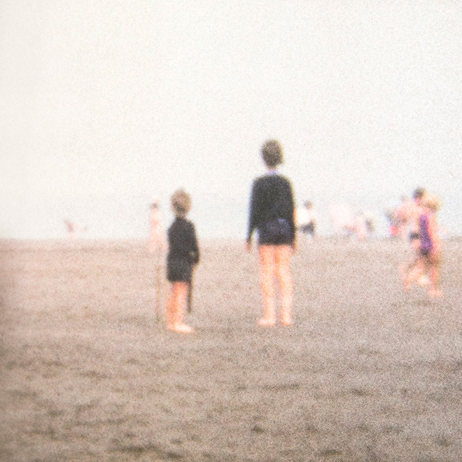Francesca Catellani - Bambini sulla spiaggia (Rotherham, 1977), fotografia per installazione Memories in Super8, stampa digitale su carta fotografica, cm. 17x17, Galleria Parmeggiani, Reggio Emilia, 2018.