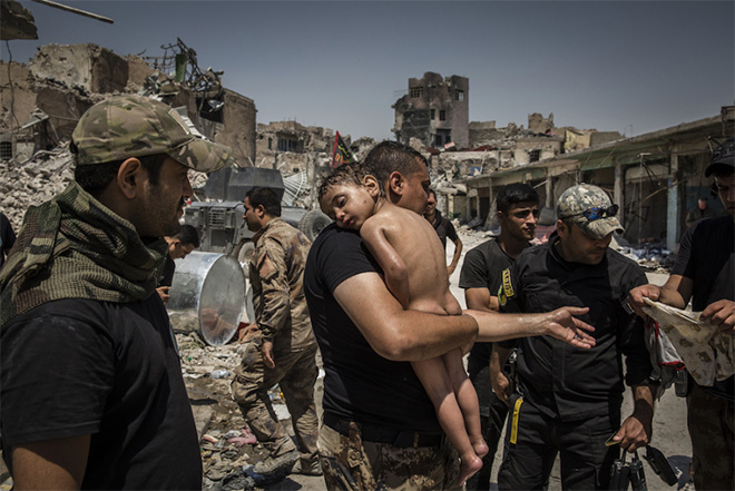 Ivor Prickett, The New York Times  - The Battle for Mosul - Young Boy Is Cared for by Iraqi Special Forces Soldiers. General News, Storie, 1° premio. World Press Photo of the Year 2018