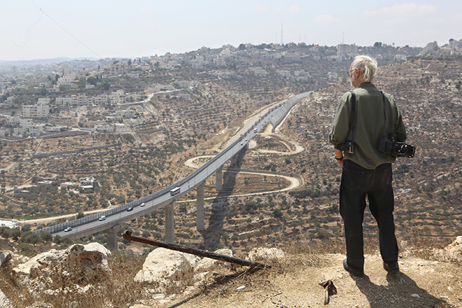 Josef Koudelka in Gilo settlement (overlooking Bethlehem) - KOUDELKA Shooting Holy Land. Copyright: Gilad Baram