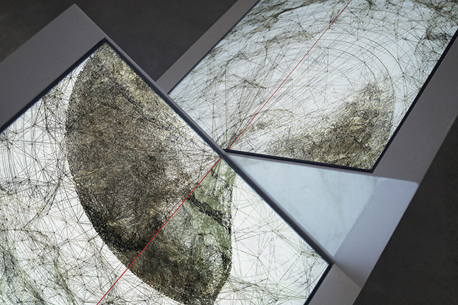 Ryoichi Kurokawa - oscillating continuum, 2013. Scultura audiovisiva (2 display quadrati, audio 2 canali), 924 x 800 x 422 mm, 8 minuti. © L’artista. Courtesy Fondation Boghossian