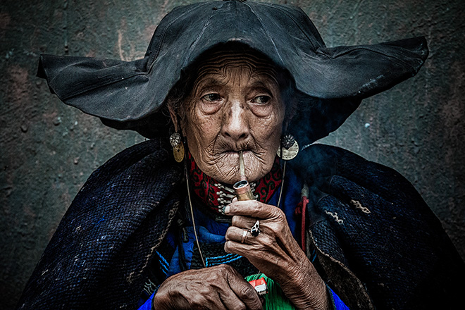 ©Qiang Chen - Smoking an old woman, Eyes Wide Open, Siena International Photo Awards 2018
