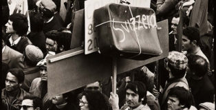 Mimmo Jodice - Napoli, Manifestazione a Piazza Garibaldi / Naples, Demonstration in Piazza Garibaldi, 1967. Stampa ai sali d’argento / Gelatin silver print, 19,3 x 29 cm © Mimmo Jodice