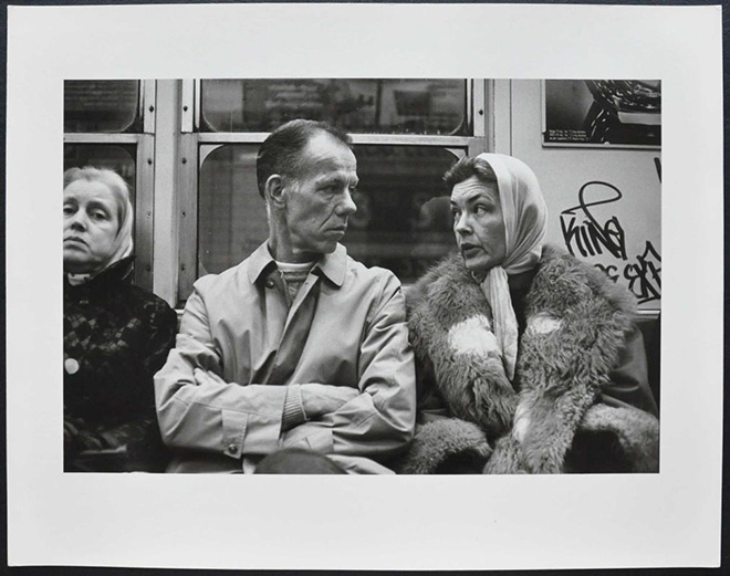 Helen Levitt - N.Y. (metropolitana), dalla serie (Metropolitana) / N.Y. (subway), from the series (Subway), 1975, Stampa ai sali d’argento / gelatin silver print, 19,4 x 29,4 cm © Film Documents LLC, courtesy Galerie Thomas Zander, Cologne