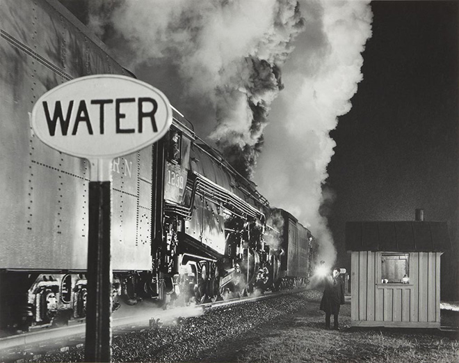 O. Winston Link - Licenza al treno a doppia trazione / Highball for the Double Header, 1959 Stampa ai sali d’argento / gelatin silver print, 39 x 48,8 cm
© O. Winston Link, courtesy Robert Mann Gallery