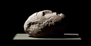 Venia Dimitrakopoulou - Guerriero con elmo I, 2009, pietra lavica, cm 45x40x50