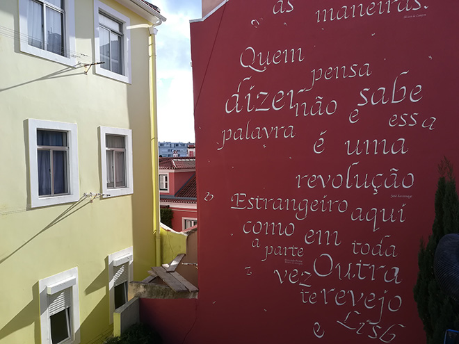 Opiemme - A Fernando Pessoa e Josè Saramago, 2018. Rua do Patrocinio 110, quartiere Campo De Ourique, Lisbona.