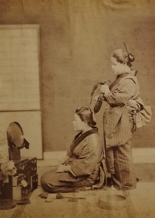 Acconciatura. Fotografia all’albumina. Periodo Meiji (1868 - 1912)