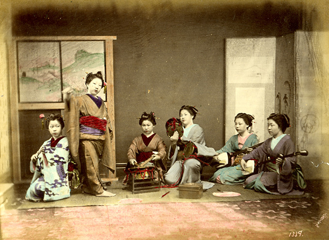 Geisha che suonano e danzano. Fotografia all'albumina. Periodo Meiji (1868-1912)