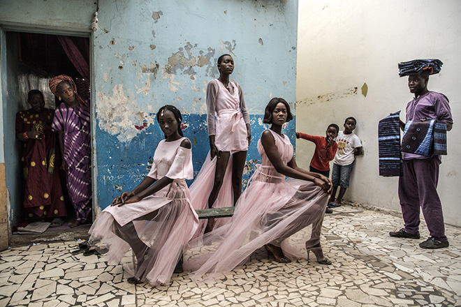 World Press Photo 2019, Portraits, Singles, Winner, Dakar Fashion © Finbarr O’Reilly.
Dakar is a growing hub of Franco-African fashion, and is home to Fashion Africa TV, the first station entirely dedicated to fashion on the continent. The annual Dakar Fashion Week includes an extravagant street show that is open to all and attended by thousands from all corners of the capital. Adama Paris (who has a namesake brand) is a driving force behind the fashion week, and much else on the design scene.