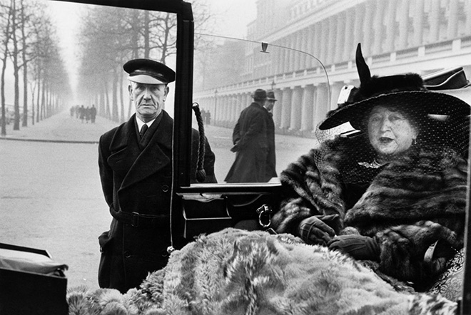 Inge Morath - Eveleigh NASH a Buckingam Palace, Londra, 1953. ©Fotohof archiv/Inge Morath/Magnum Photos