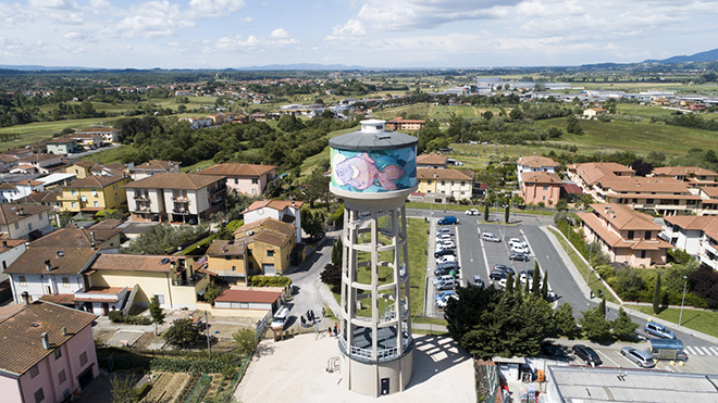 Torre pensile dipinta da Refreshink, Montopoli (Pisa), Rainbow 2019. Ph.: Claudio Bellosta Studio