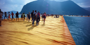 CHRISTO - Walking on Water, di Andrey Paounov