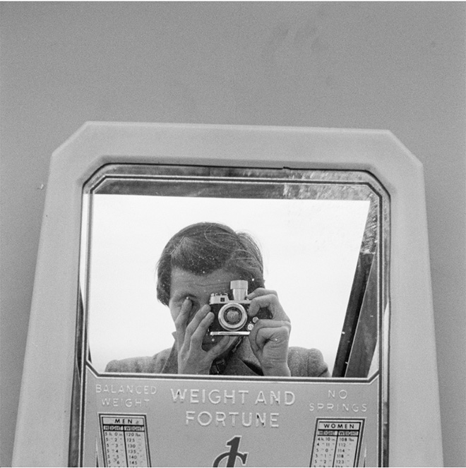 n.d. Image size: 12x12 inch (30,48 x 30,48 cm) Paper size: 20x16 inch (50,8 x 40,64 cm) ©Estate of Vivian Maier, Courtesy of Maloof Collection and Howard Greenberg Gallery, NY