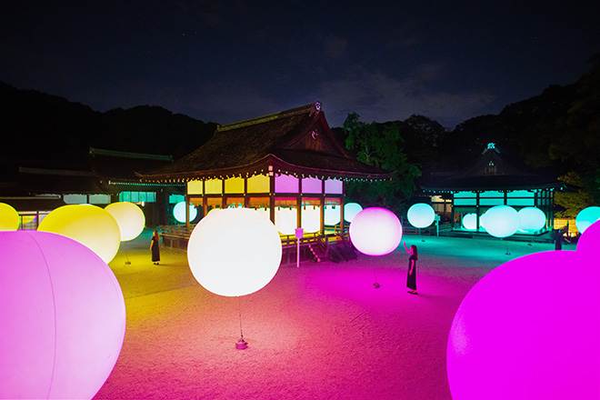 Floating, Resonating Spheres – Shimogamo Shrine, teamLab, 2016