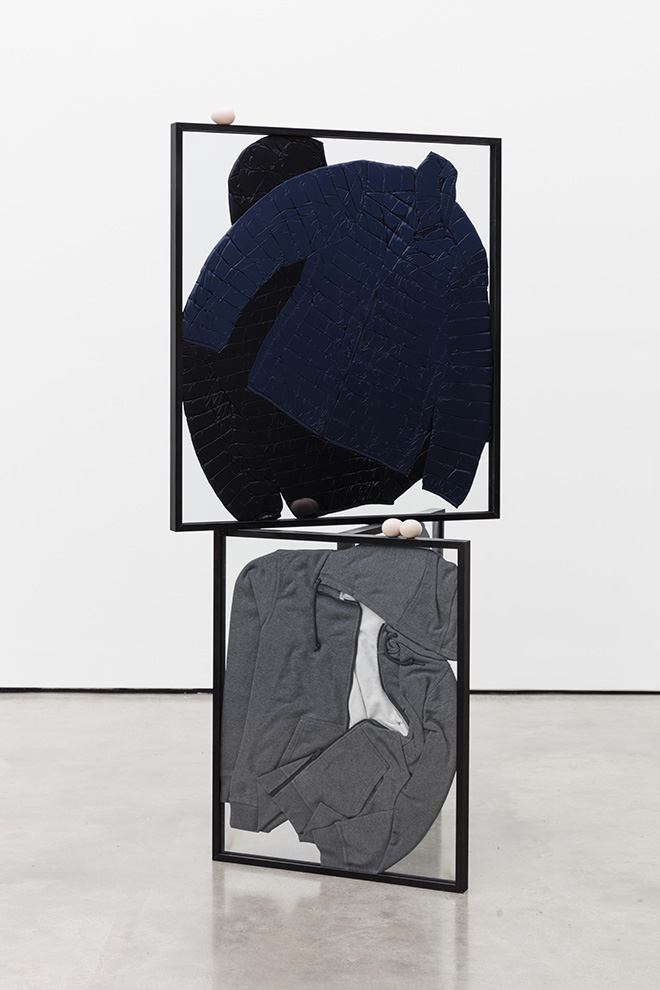 Prem Sahib, Taken by Your Equivocal Stance III, 2015. Puffer jackets, hoodies, glass, steel, jesmonite, paint. 185 x 88,5 x 69,5 cm. Courtesy Galleria Lorcan Oí Neill. Exhibition view: BREATHLESS / SENZA RESPIRO - London Art Now / Arte Contemporanea a Londra.