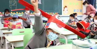 Forme creative di distanziamento sociale: il caso della scuola elementare di Hangzhou. photo courtesy of Asiawire