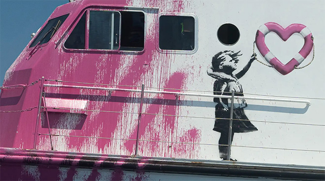 Banksy e il sostegno alla LouiseMichel – Quando l’arte diventa azione e salva vita umane