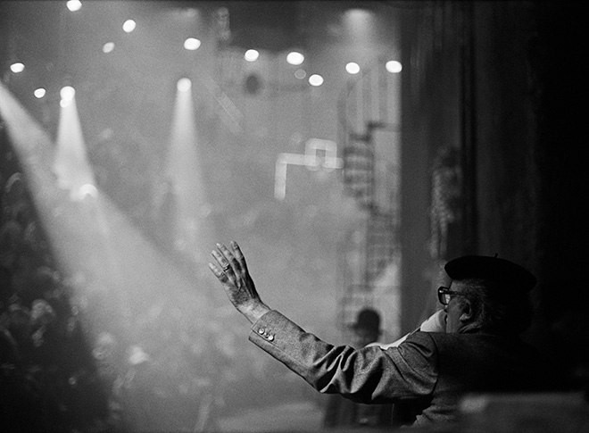 Federico Fellini sul set di La città delle donne, Cinecittà, Roma, 1979. Photograph by Jacques Henri Lartigue © Ministère de la Culture (France), MAP-AAJHL