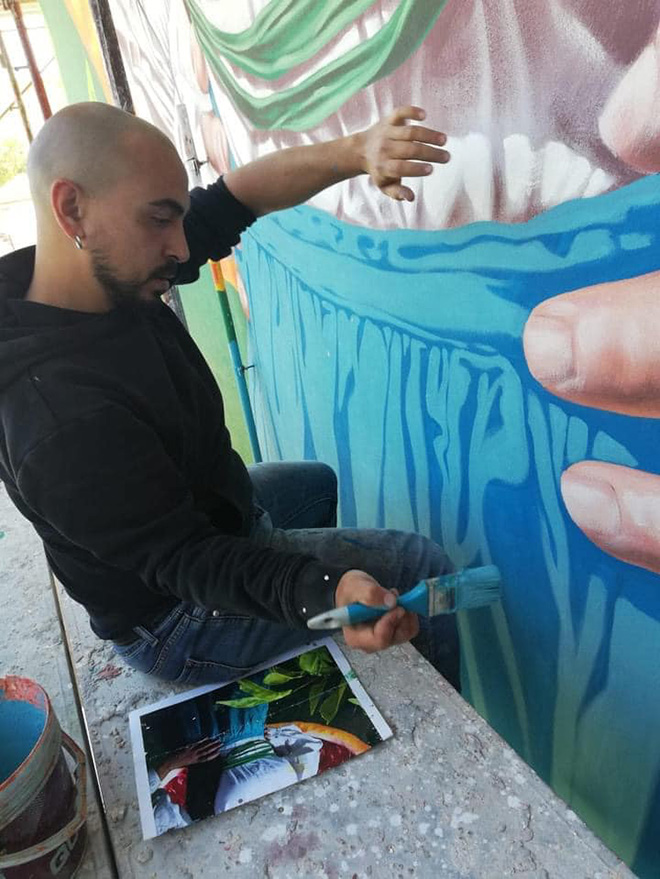 Mauro Patta - Ethnika, work in progress, murale presso il plesso scolastico dell’ex monastero di Lentini, quartiere Badia. Photo credit: Francesco Quadarella e Nuccio Costa.