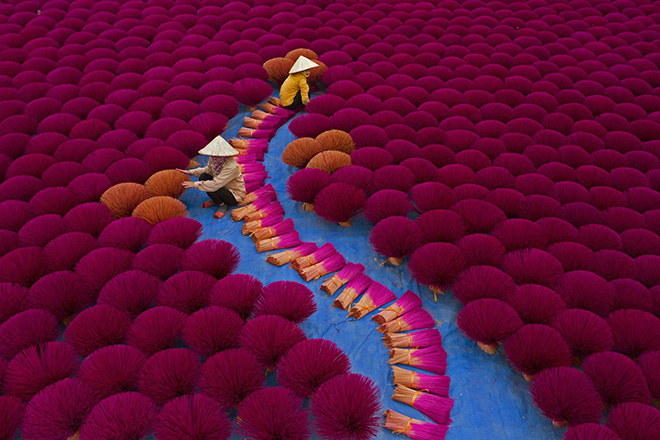 Azim Khan Ronnie (Bangladesh) - Incense Workers, Remarkable Reward, Theme PEOPLE, URBAN 2020 Photo Awards