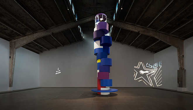Tobias Rehberger - the same difference is a tragedy and a joke as well, 2022. metallo, vernice, acrilico, proiettore 856,8 x 271,5 271,5 cm. Courtesy: the artist and GALLERIA CONTINUA Photo by: Dong Lin.