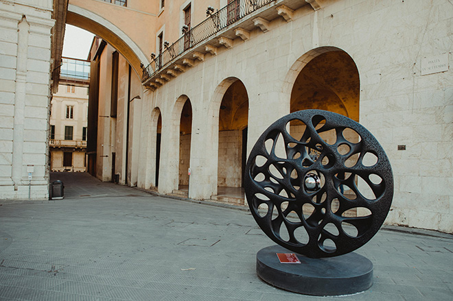 Gianfranco Meggiato - Disco Tensione, 2017, alluminio verniciato, bronzo, Ø 200 x 35 cm