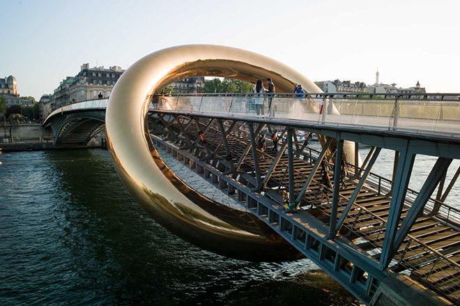 Plastique Fantastique - RINGdeLUXE, passerella pedonale Léopold-Sédar-Senghor, Nuit Blanche 2023, Parigi