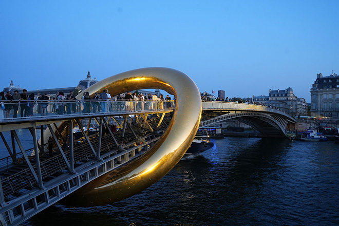 Plastique Fantastique - RINGdeLUXE, passerella pedonale Léopold-Sédar-Senghor, Nuit Blanche 2023, Parigi