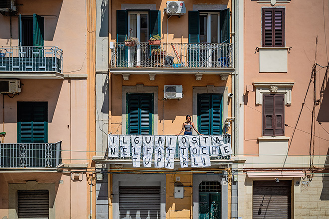 Marika D'Ernest - Un'altra cena rovinata, 2023, colore per serigrafia su 28 tovaglioli ricamati del corredo della nonna, installazione Ambientale per Il Mattino ha Lory in bocca. Foto: Fabrizio Provinciali