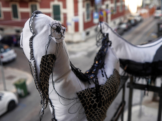 Mariantonietta Bagliato, Colombi, 2023, stoffa e imbottitura, installazione ambientale per Il mattino ha Lory in bocca (foto di Ezia Mitolo)