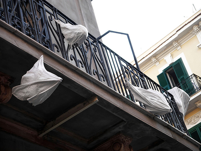 Ezia Mitolo, Forse c'è scampo, 2023, lenzuoli, resina e materiali misti, dimensioni variabili, installazione site specific per Il mattino ha Lory in bocca (foto di Ezia Mitolo).